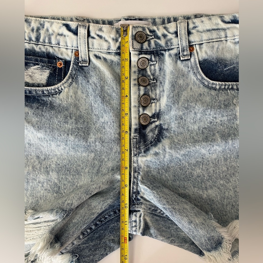 Vanilla Star | NWOT Women’s High Rise Acid Wash Distressed Jean Shorts - Picture 9 of 10